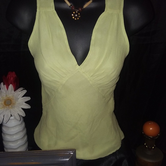 100% Silk Lime Green Sleeveless Top. - Picture 4 of 4